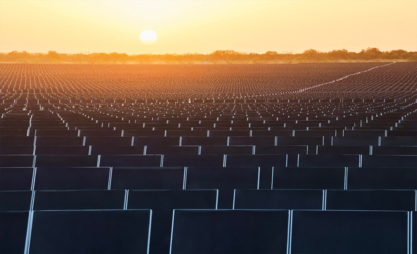 Hunderte von Solarmodule vor der untergehenden Sonne. 