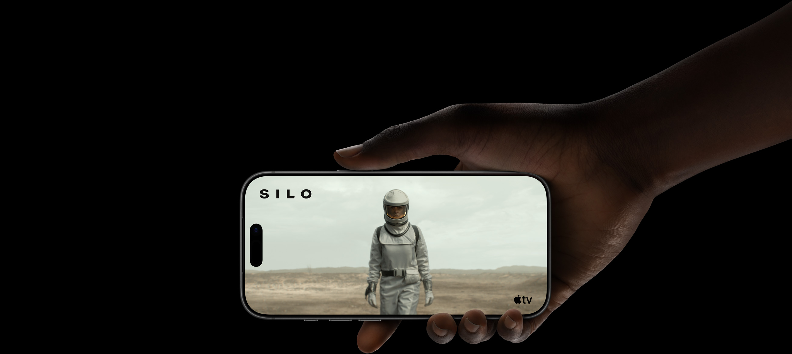 Eine Szene aus der Apple TV+ Serie „Silo“ zeigt die längere Batterielaufzeit des iPhone 17 Pro