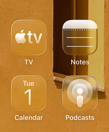 Grelha de quatro ícones transparentes para as apps Apple TV, Notas, Calendário e Podcasts, com um efeito de refração no fundo