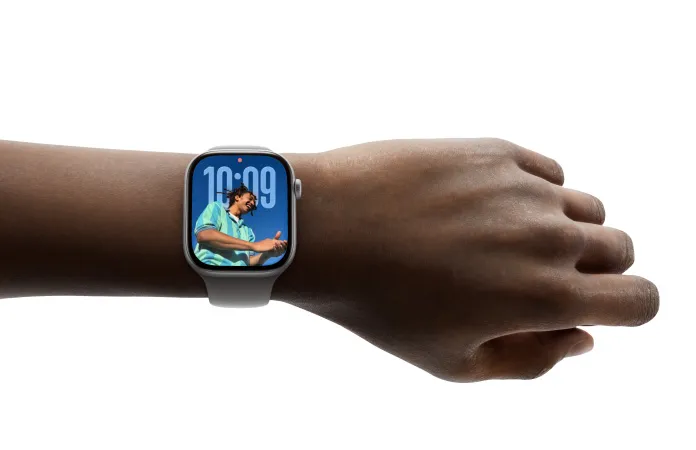 一個人戴著 Apple Watch Series 11，並展示相片錶面