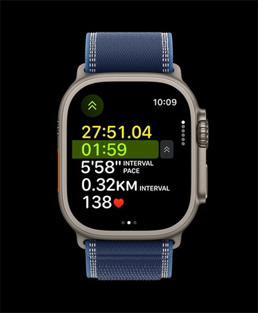 Apple Watch Ultra 3, prírodná farba, titánový kryt, pokročilé ukazovatele behu vonku, remienok, trailová slučka, modrá/jasná modrá farba