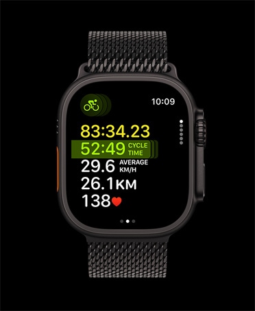 Apple Watch Ultra 3 у титановому корпусі чорного кольору, тренування з багатоборства, міланський сітчастий браслет чорного кольору