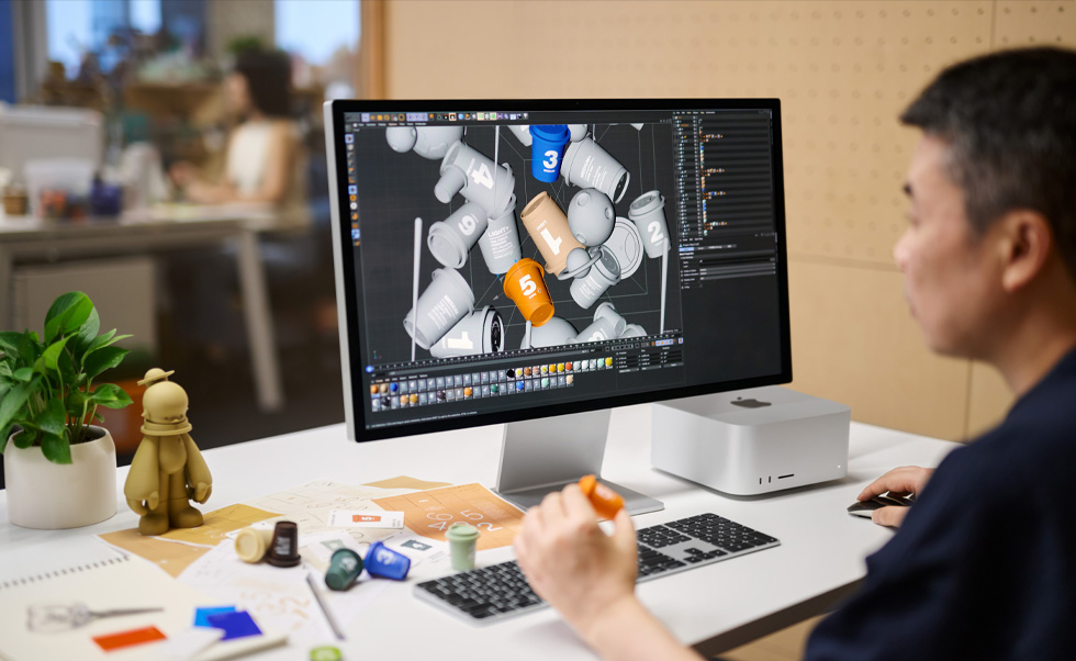 Designér renderuje 3D objekty na Macu.