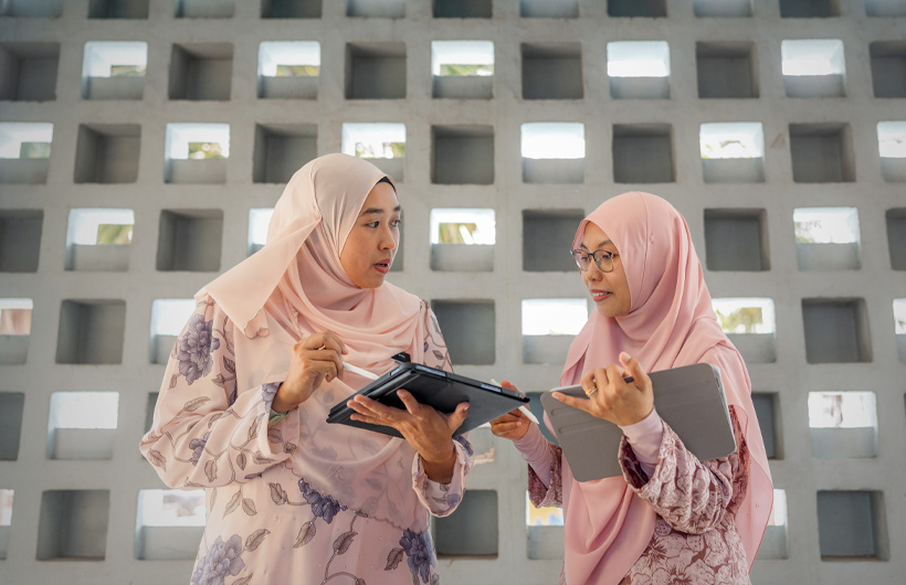 Nur Safiqa Sapar (ALC) orienta a colega Fatin Shahera na Sekolah Tun Fatimah.