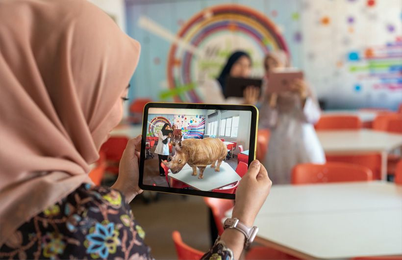 Professoras da Sekolah Seri Puteri trabalham com Ah Ho Yen Sze (ALC) para explorar os benefícios da realidade aumentada em sala de aula com o iPad.