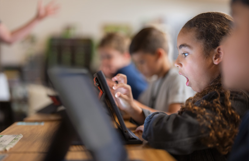 Uma estudante no Richardson Independent School District reage a uma aula inspirada no Apple Learning Coach.