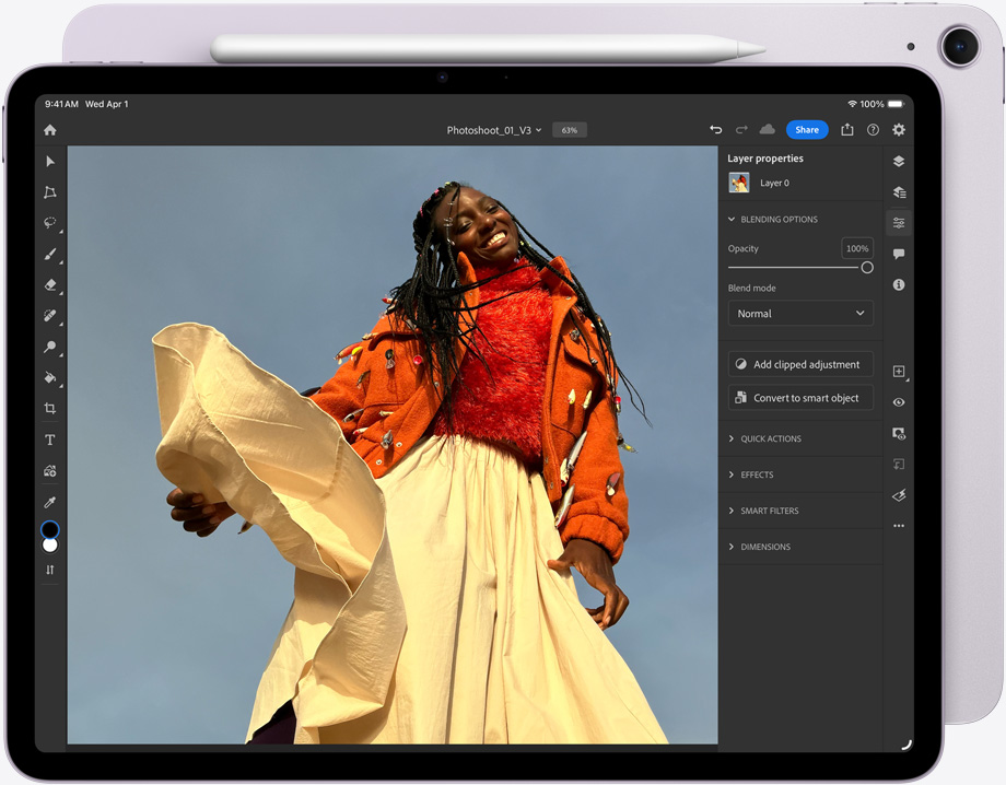 iPad Air, Apple Pencil Pro fäst vid ovansidan, sedd framifrån, skärmen visar Adobe Photoshop, en bild redigeras