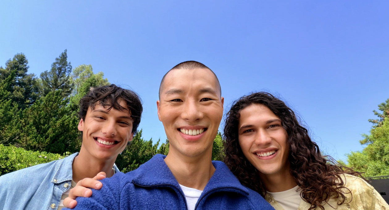 Selfie de grupo con la prestación Encuadre Centrado para fotos.