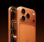 Kosmisk orange iPhone 17 Pro vist skråt bagfra, Pro Fusion-kamerasystem øverst, knappen Kamerabetjening. Forside vist fra siden med skærm fra kant til kant, Handlingsknap og lydstyrkeknapper