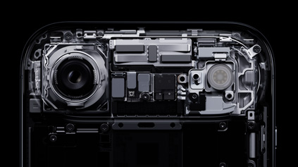 iPhone Air, se muestran los componentes internos del módulo en relieve: cámara Fusion principal, flash de la cámara, chip